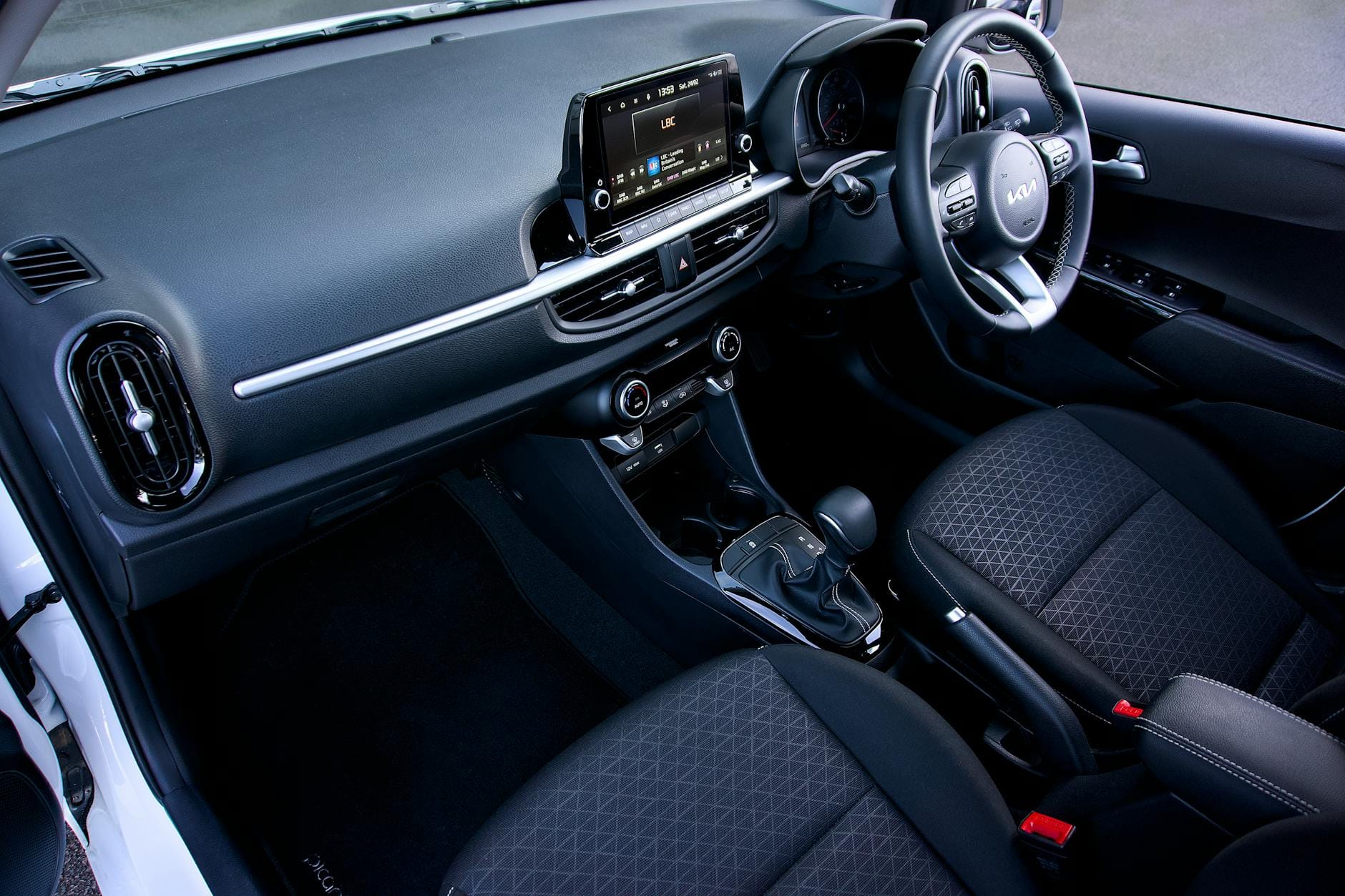 Wnętrze Kia Picanto z widocznym kokpitem i panelem sterowania