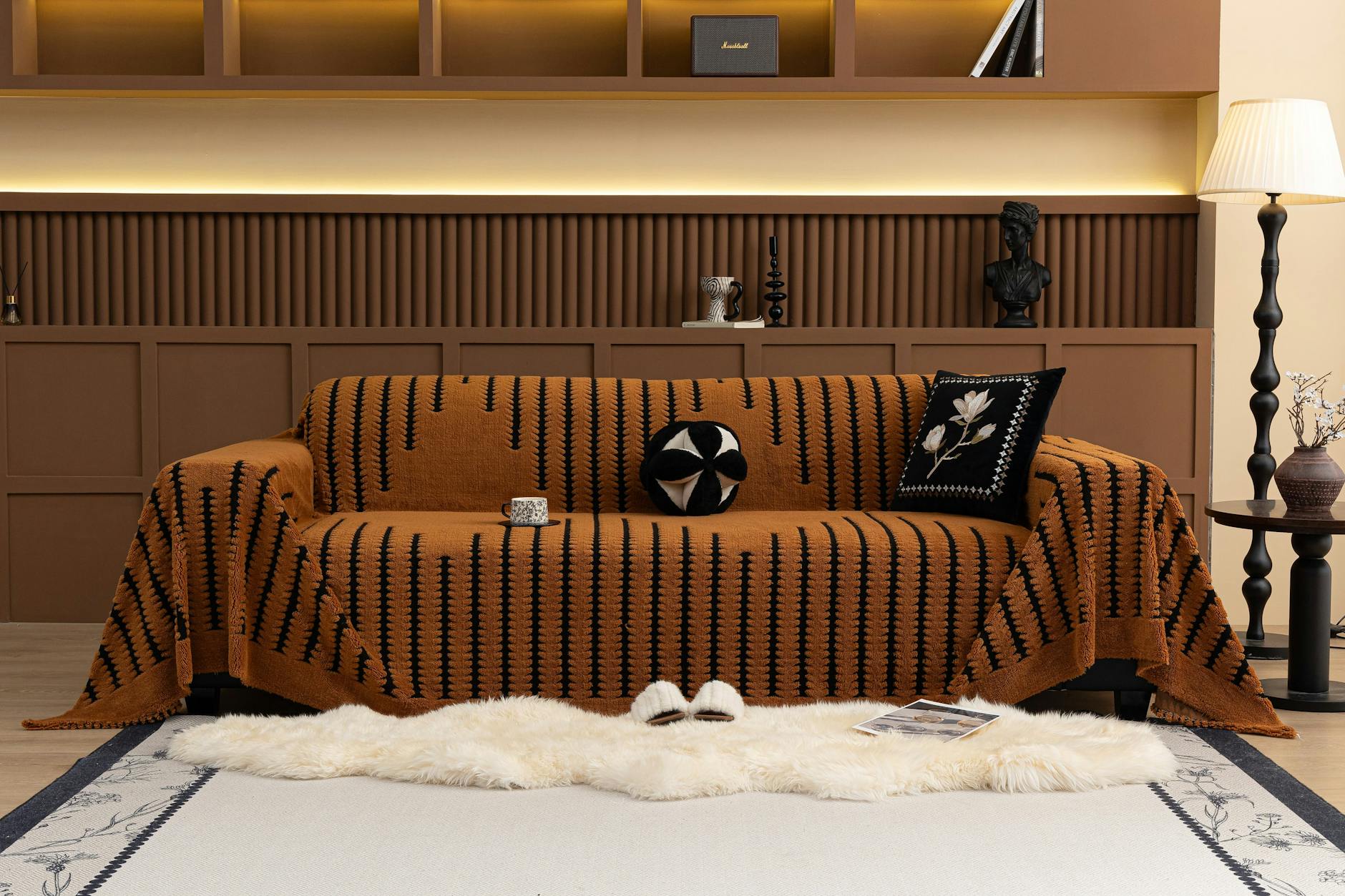 Jak dopasować pokrowce do kanapy dzielonej 60/40, żeby nie tracić funkcjonalności Nowoczesny salon z kanapą w geometrycznym pokrowcu