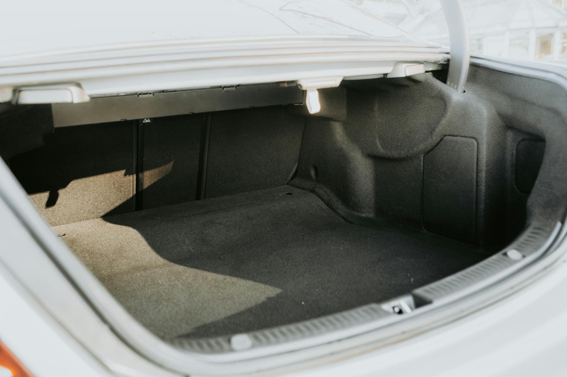 Pusty bagażnik samochodu oświetlony słońcem, gotowy do organizacji