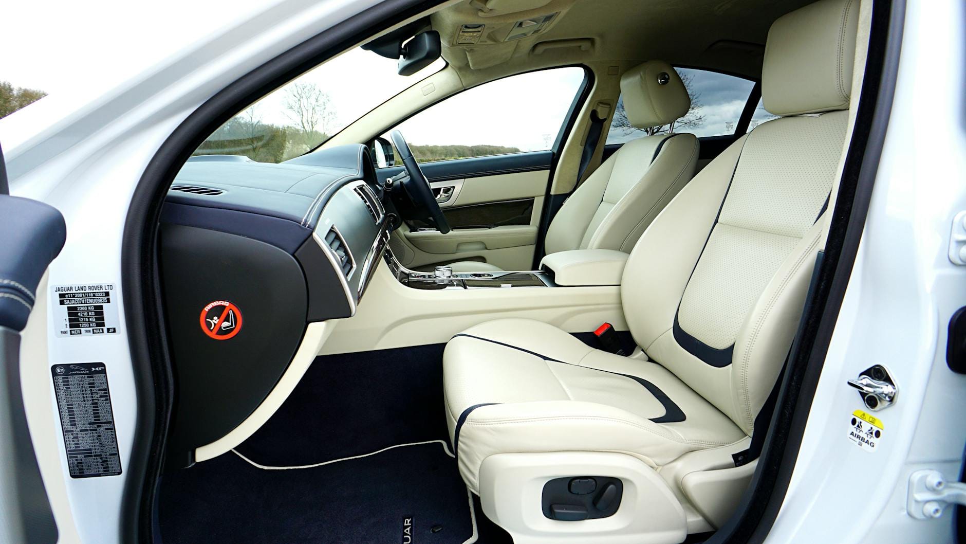 Wnętrze Jaguara XF z jasną skórzaną tapicerką foteli