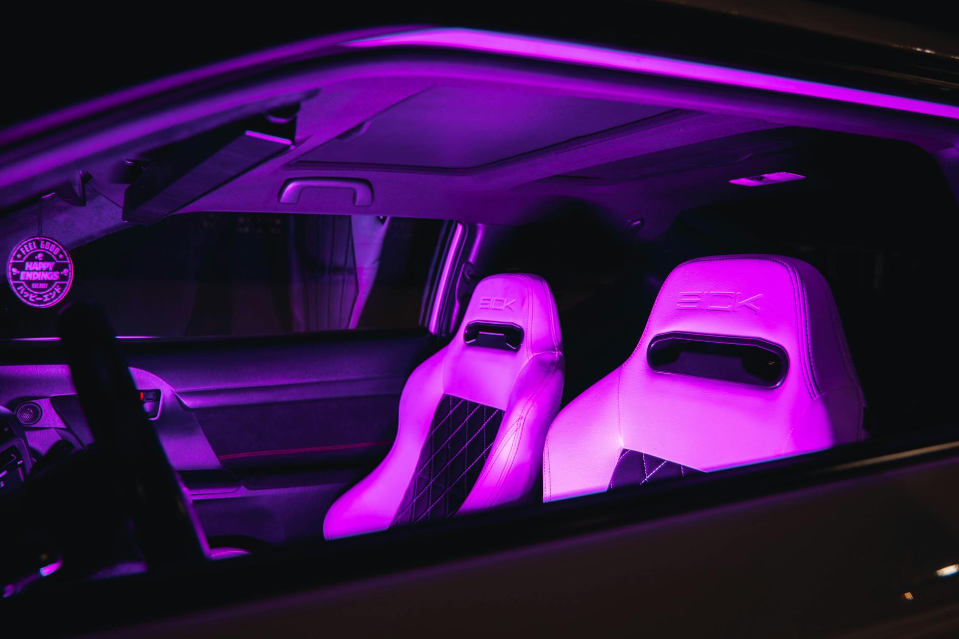 Wnętrze luksusowego auta z fioletowym podświetleniem LED foteli