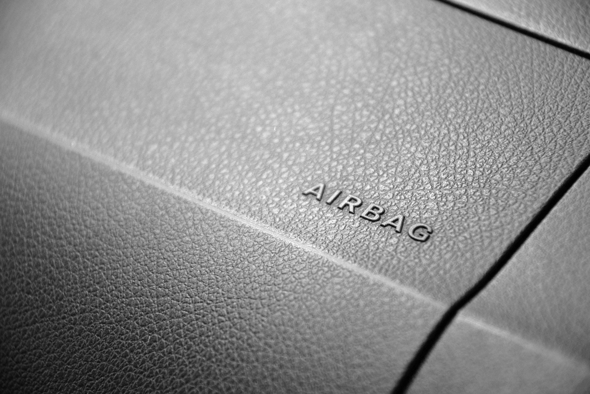 Zbliżenie etykiety airbag na skórzanym fotelu samochodowym Zbliżenie etykiety airbag na skórzanym fotelu samochodowym