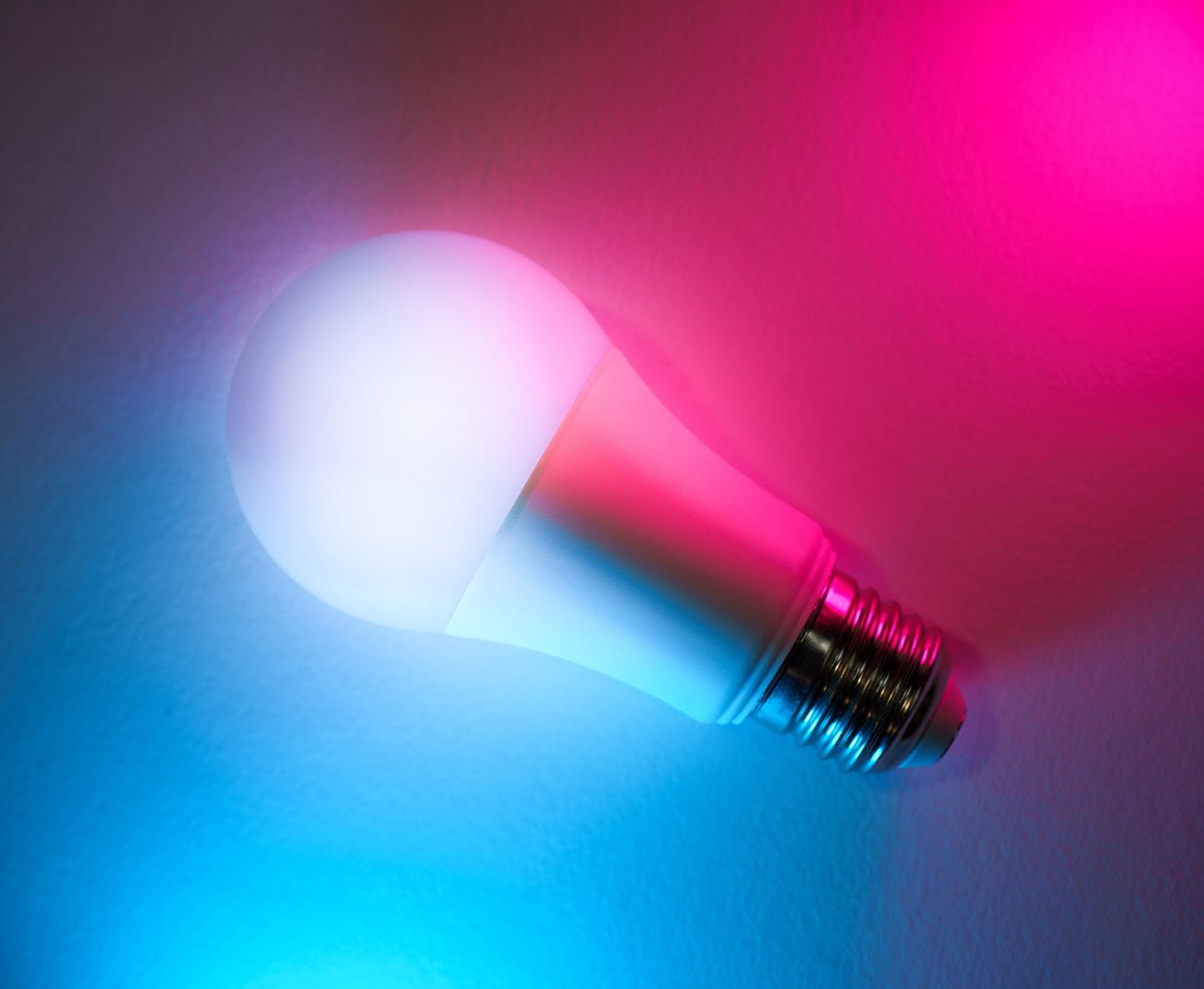 Kolorowa żarówka LED w neonowych barwach jako element smart home