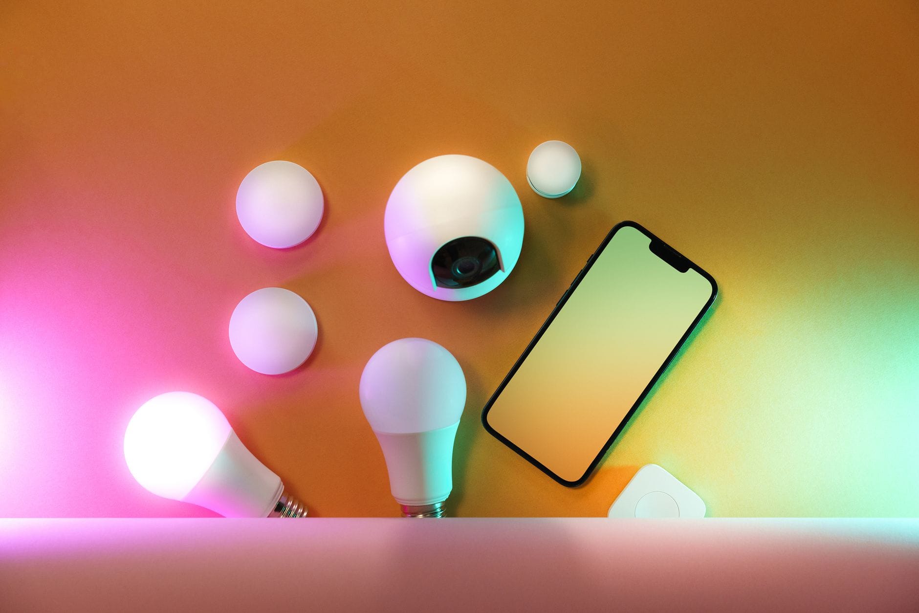 Zestaw inteligentnych żarówek LED i smartfon do sterowania oświetleniem
