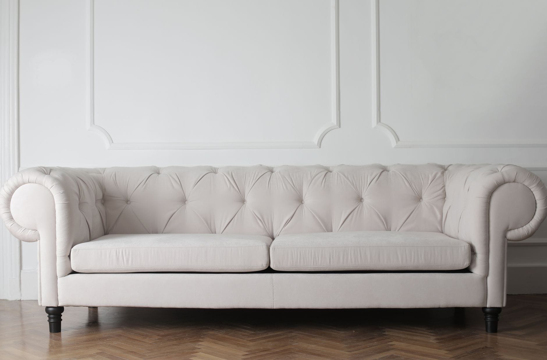 Biała luksusowa sofa w nowoczesnym, minimalistycznym salonie